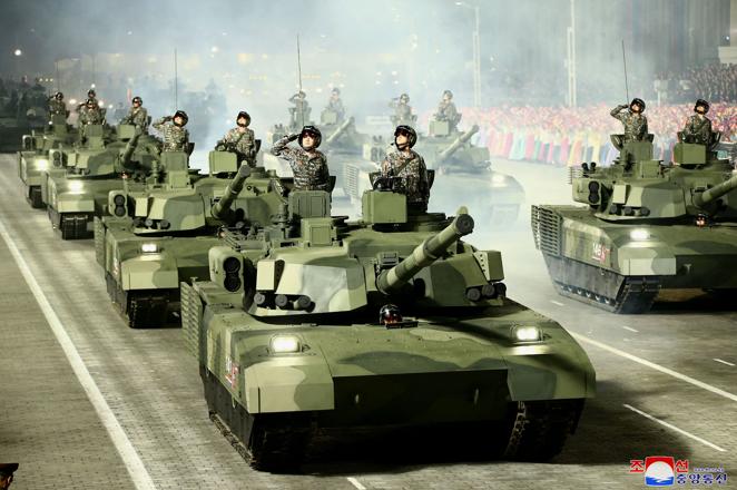 Numerosos tanques pasan por las calles de la capital norcoreana. 