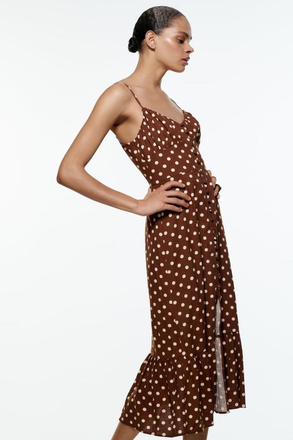 Zara - Ideas asequibles para la Feria de Sevilla. Vestido de lino cuyo escote presenta un drapeado y abertura central con una abotonadura del mismo tejido. Precio: 29,95€.