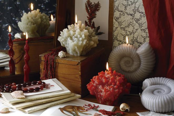 Velas decorativas, para las que disfrutan de su hogar. Crear un ambiente cálido, con aromas agradables y con colores y formas bellas y delicadas aumentan el bienestar en el hogar. Las colecciones de Cerabella van más allá de la decoración. Puedes regalar una vela que huele a verano y trae promesas de arena y sal, risas y desconexión con Number 5 Melissa &amp; Mint, la magia del paraíso submarino con Sir Lankaster Coral (en la imagen) o un perfume que traslade a un atardecer de ensueño en uno de los faros más famosos del mundo con 'Lighthouse'.