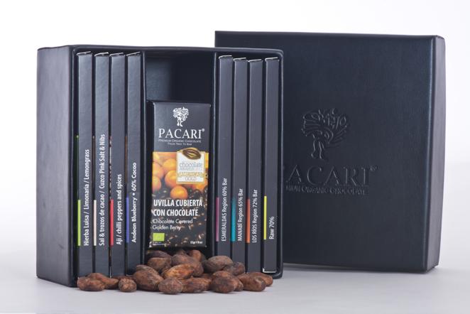 Un pack de chocolate puro, para las más golosas. ¿Tu madre adora el chocolate? Este es el regalo perfecto. El estuche de cuero con ocho barras de Pacari incluye variedades de chocolates saludables como el Raw 70%, Los Ríos Región, con 72% de cacao, el Manabí Región, con un 56% de cacao y delicias como el de banana cubierto de chocolate negro, el de Sal y nibs de cacao, el de Hierbaluisa, el de Chile, o el de Esmeraldas Región, con un 60% de cacao.