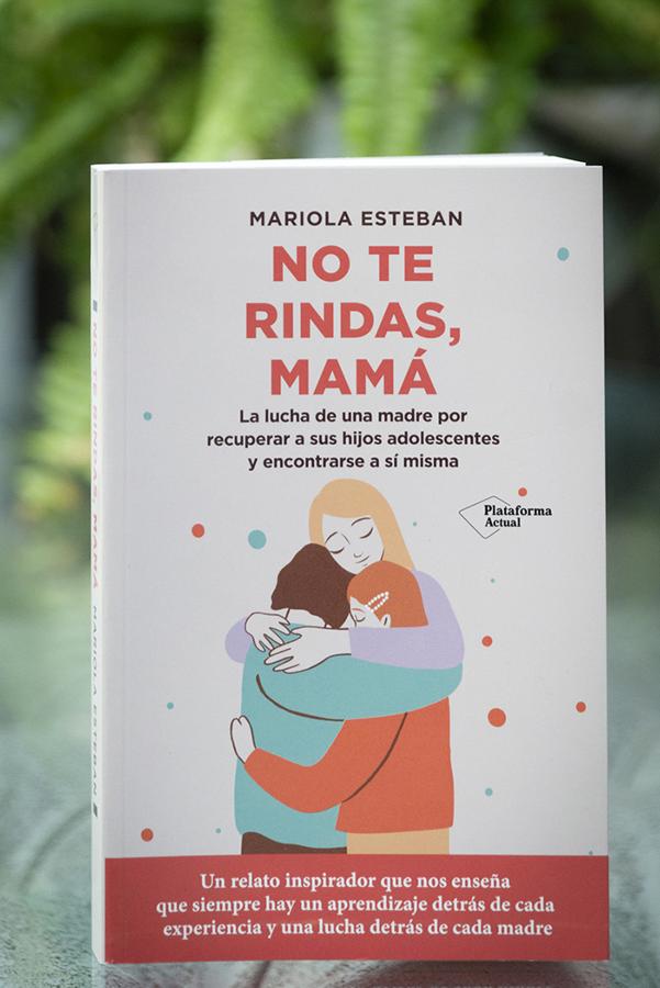 Un libro inspirador, para madres luchadoras. El libro 'No te rindas, mamá' (Plataforma editorial), de Mariola Esteban, es una obra basada en hechos reales en el que la autora comparte su incansable lucha por ayudar y sacar adelante a sus dos hijos adolescentes. La narración de esta obra está recogida en un formato colaborativo en el que madre e hijos cuentan, en primera persona, cómo se sintieron y cómo vivieron este proceso de transformación.