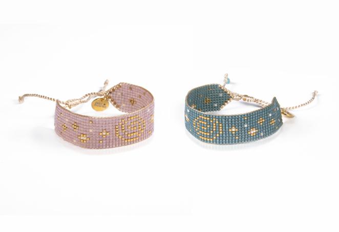 Pulseras originales, para sentiros cerca siempre. ¿Te encanta compartir accesorios y recuerdos con tu madre? Una idea original que podéis compartir es la pulsera 'Amor infinito' de Pazmanía (firma creada por Paz Calap). Está creada con cristales japoneses y 11 líneas cosidas entretejidas a mano utilizando la técnica del telar. Las pulseras son de latón y están bañadas en oro, con cierre con tirador, ajustable a cualquier tamaño de muñeca.