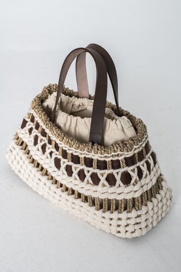 Un bolso con personalidad. El bolso ‘Punta Estrella’, de la diseñadora Carmen Bonet, inspirado en la cala del mismo nombre, desde donde contemplar unas espectaculares vistas nocturnas, está pensado para esas ocasiones especiales, donde brillar cual superestrella. Elaborado con cuerda de algas del Mediterráneo que se funden en un trenzado a dos hebras hecho a mano, incluye un forro de algodón, para guardar cómodamente todo tipo de accesorios. De aire ‘boho-chic’, el ‘Punta Estrella’ es el bolso perfecto para arrasar en las noches veraniegas, que será tendencia esta temporada. Precio: CPV