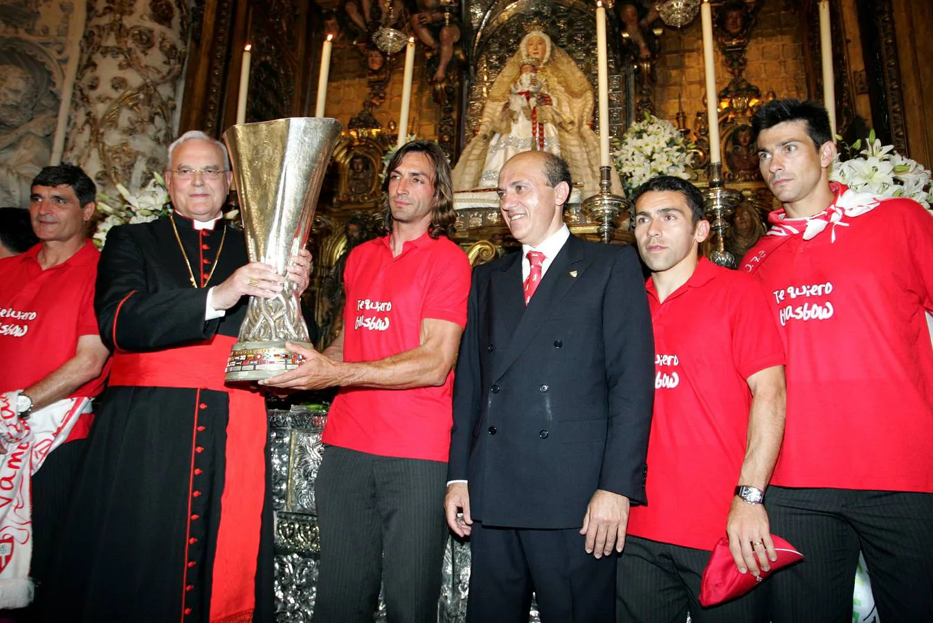 Presentación de la Copa de la UEFA ganada por el Sevilla FC a la Virgen de los Reyes. FELIPE GUZMÁN