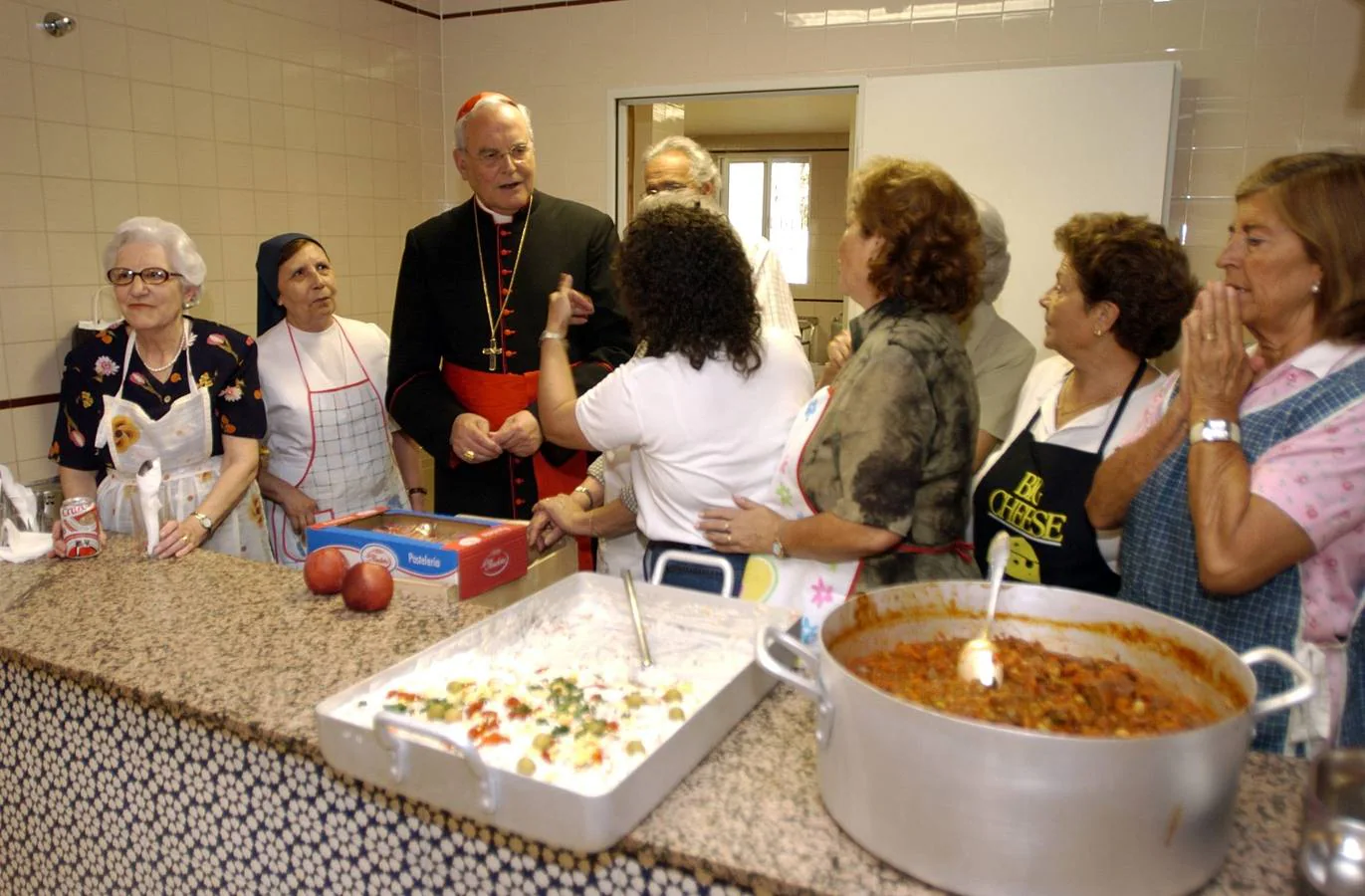 El cardenal visita el comedor social de las Hijas de la Caridad en Triana.  PEPE ORTEGA