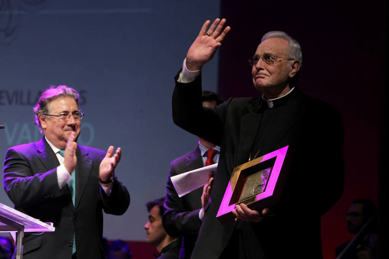 El arzobispo recibió el premio especial de la Semana Santa de Sevilla. RAÚL DOBLADO