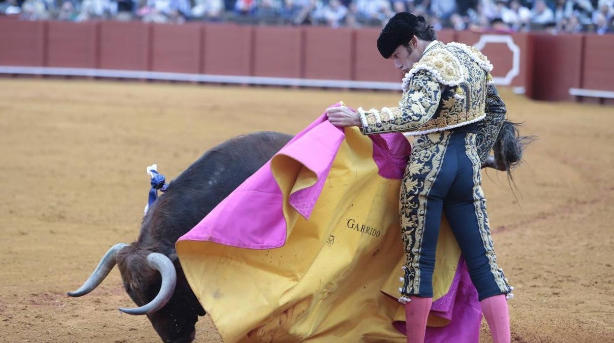 La corrida de Garrido, Galdós y Cadaval en Sevilla, en imágenes