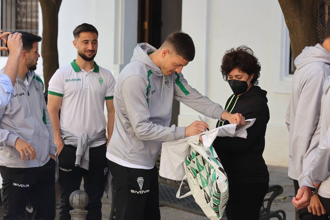 La ofrenda a San Rafael y Virgen de los Dolores por el ascenso del Córdoba CF, en imágenes