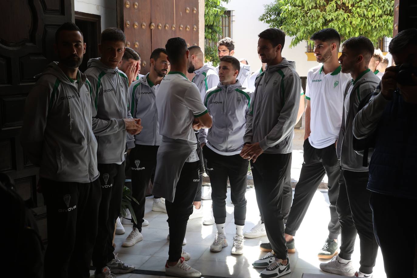 La ofrenda a San Rafael y Virgen de los Dolores por el ascenso del Córdoba CF, en imágenes