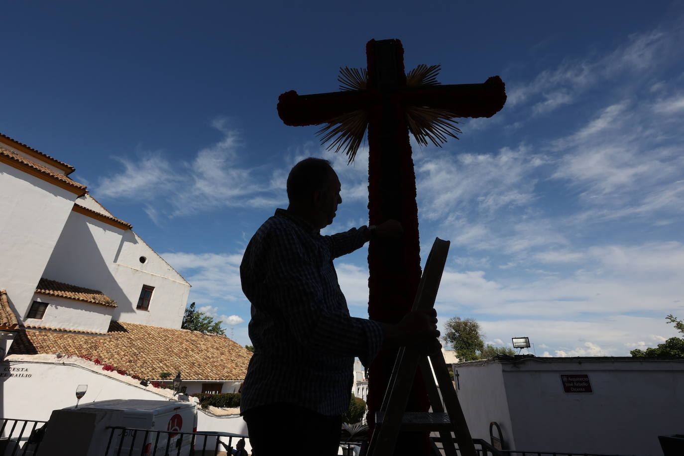 Los preparativos de las Cruces de Mayo en Córdoba, en imágenes