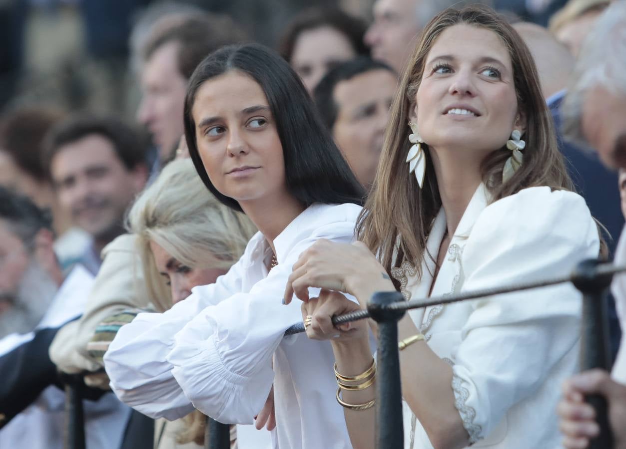 Victoria Federica de Marichalar y Borbón,  junto a Casilda Finat, este miércoles en la Maestranza.  RAÚL DOBLADO