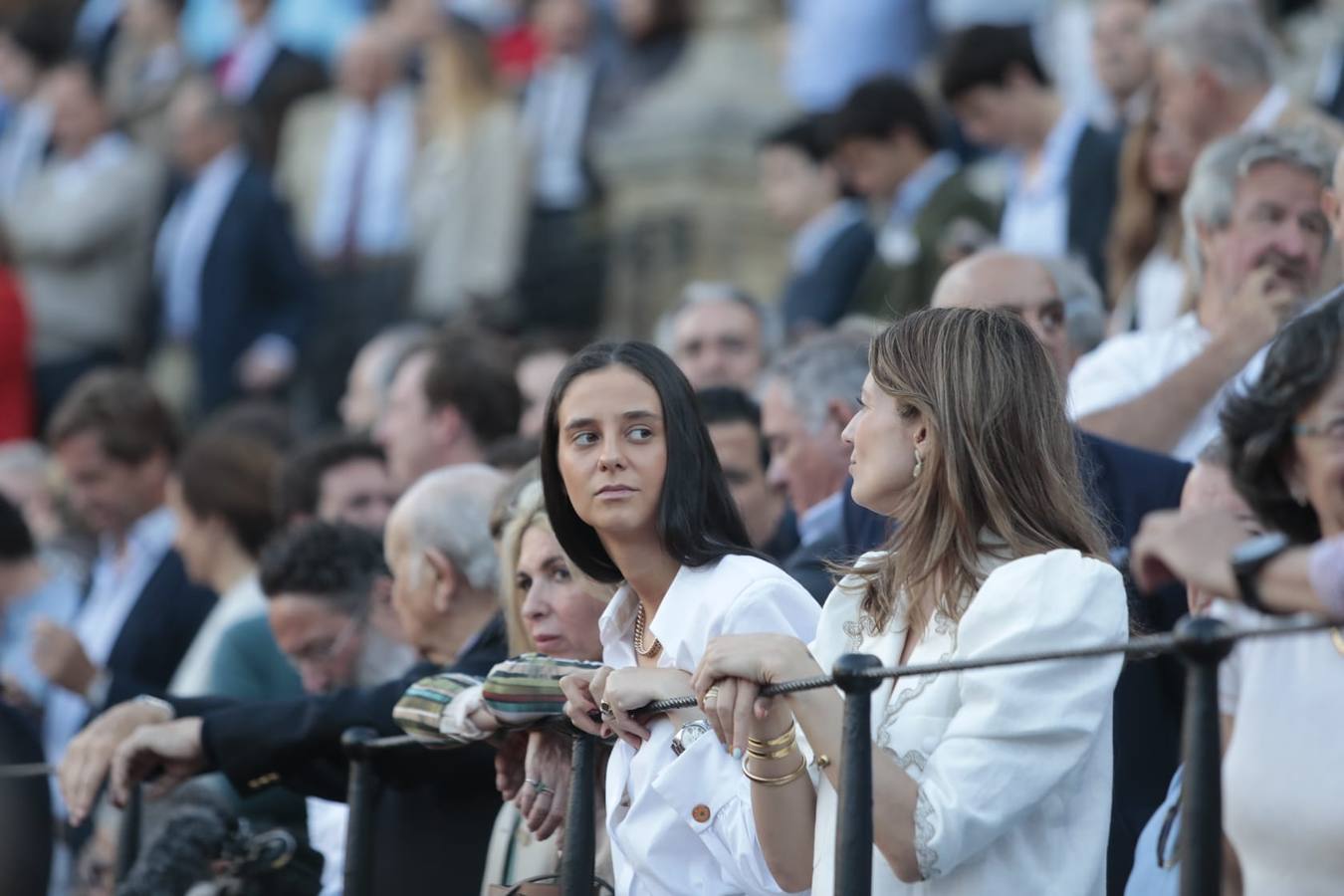 Victoria Federica de Marichalar y Borbón,  junto a Casilda Finat, este miércoles en la Maestranza.  RAÚL DOBLADO