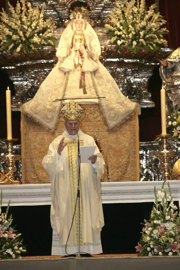 Carlos Amigo Vallejo delante de la Virgen de los Reyes. ABC