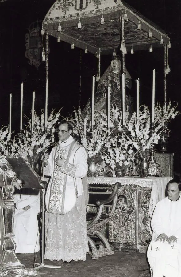 Carlos Amigo Vallejo delante de la Virgen de los Reyes. MARTÍN CARTAYA