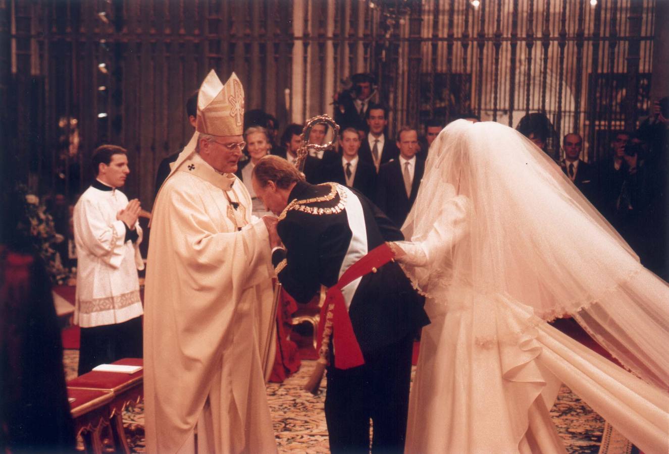 El arzobispo de Sevilla, Carlos Amigo Vallejo, presidió en marzo de 1995  la boda entre la Infanta Elena de Borbón y Jaime de Marichalar. J.M. SERRANO