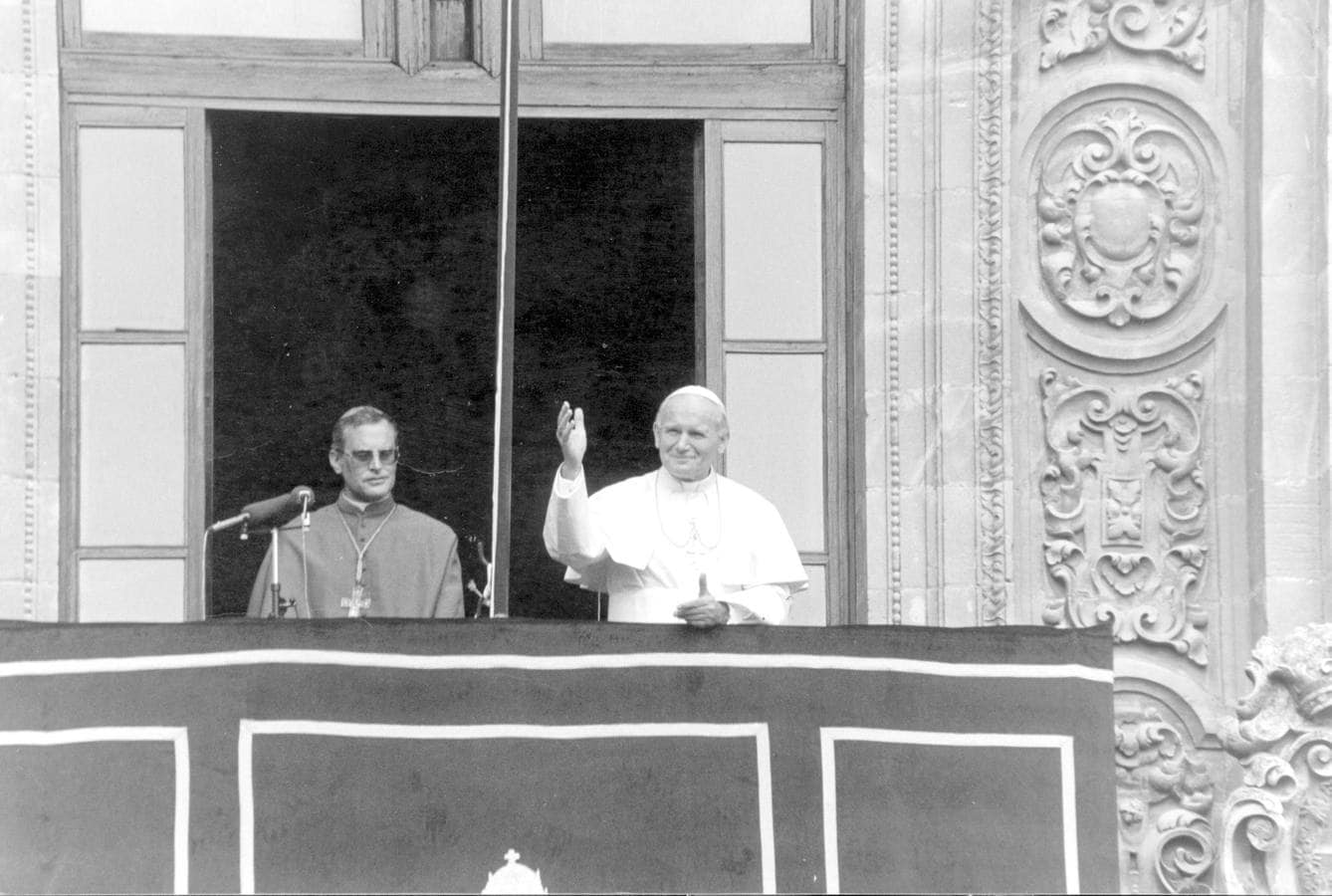 Monseñor Amigo Vallejo, junto al Papa Juan Pablo II, en una de sus visitas a Sevilla. ABC