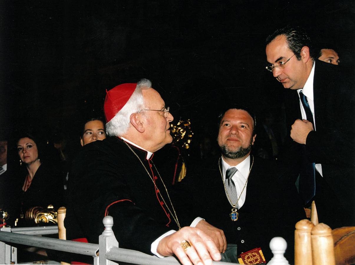Monseñor Carlos Amigo Vallejo, junto a Alfredo Sánchez Monteseirín, en los palcos de Semana Santa. MARTÍN CARTAYA