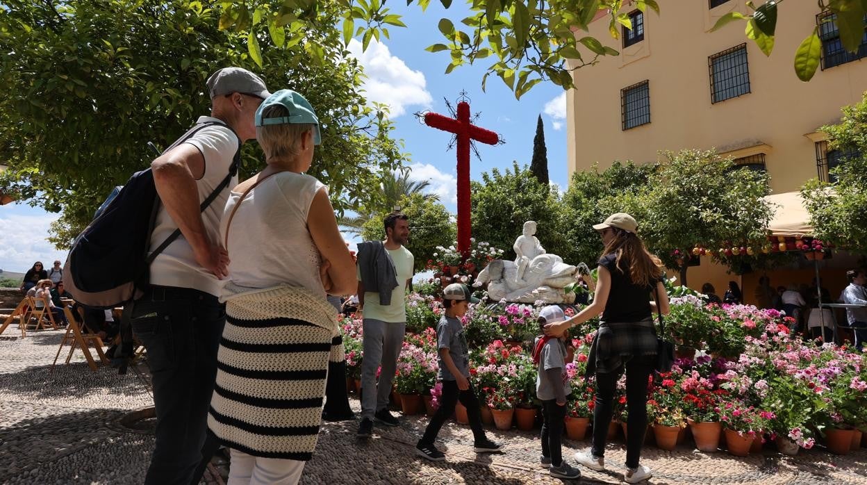 El inicio de las Cruces de Mayo de Córdoba 2022, en imágenes