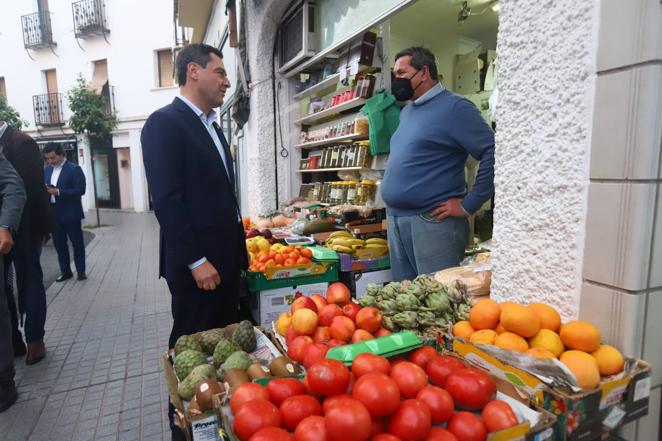 La visita de Juanma Moreno a las Cruces de Mayo de Córdoba, en imágenes