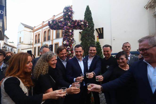 La visita de Juanma Moreno a las Cruces de Mayo de Córdoba, en imágenes