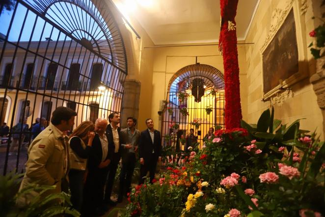 La visita de Juanma Moreno a las Cruces de Mayo de Córdoba, en imágenes