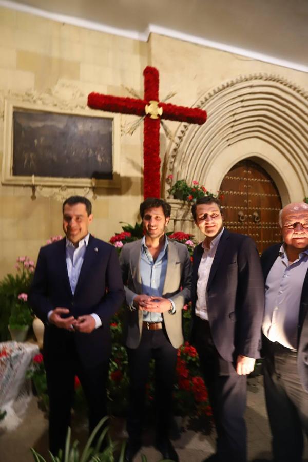 La visita de Juanma Moreno a las Cruces de Mayo de Córdoba, en imágenes