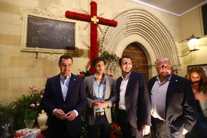 La visita de Juanma Moreno a las Cruces de Mayo de Córdoba, en imágenes