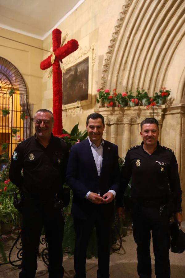 La visita de Juanma Moreno a las Cruces de Mayo de Córdoba, en imágenes