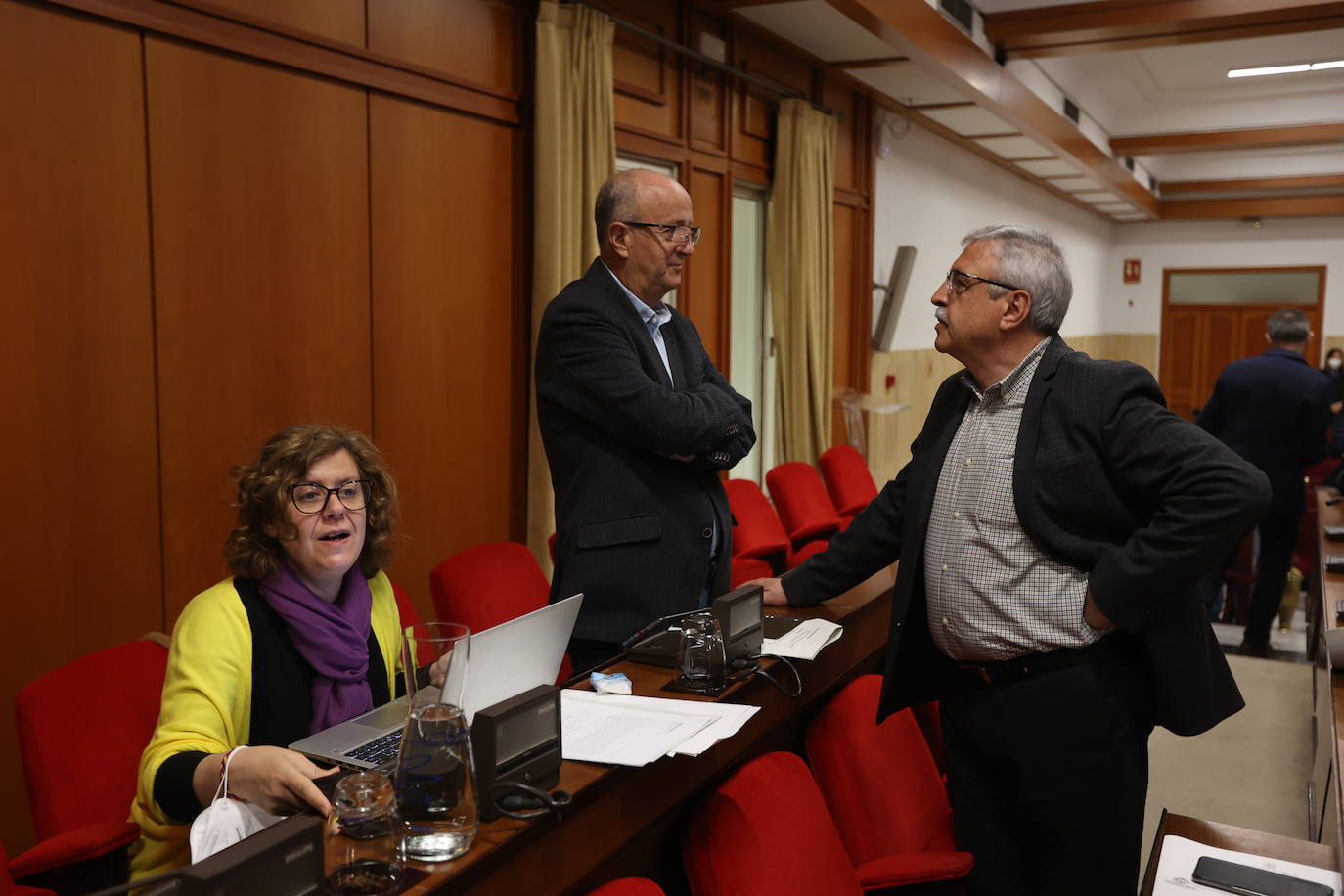 El Pleno del Ayuntamiento de Córdoba con la protesta de bomberos, en imágenes