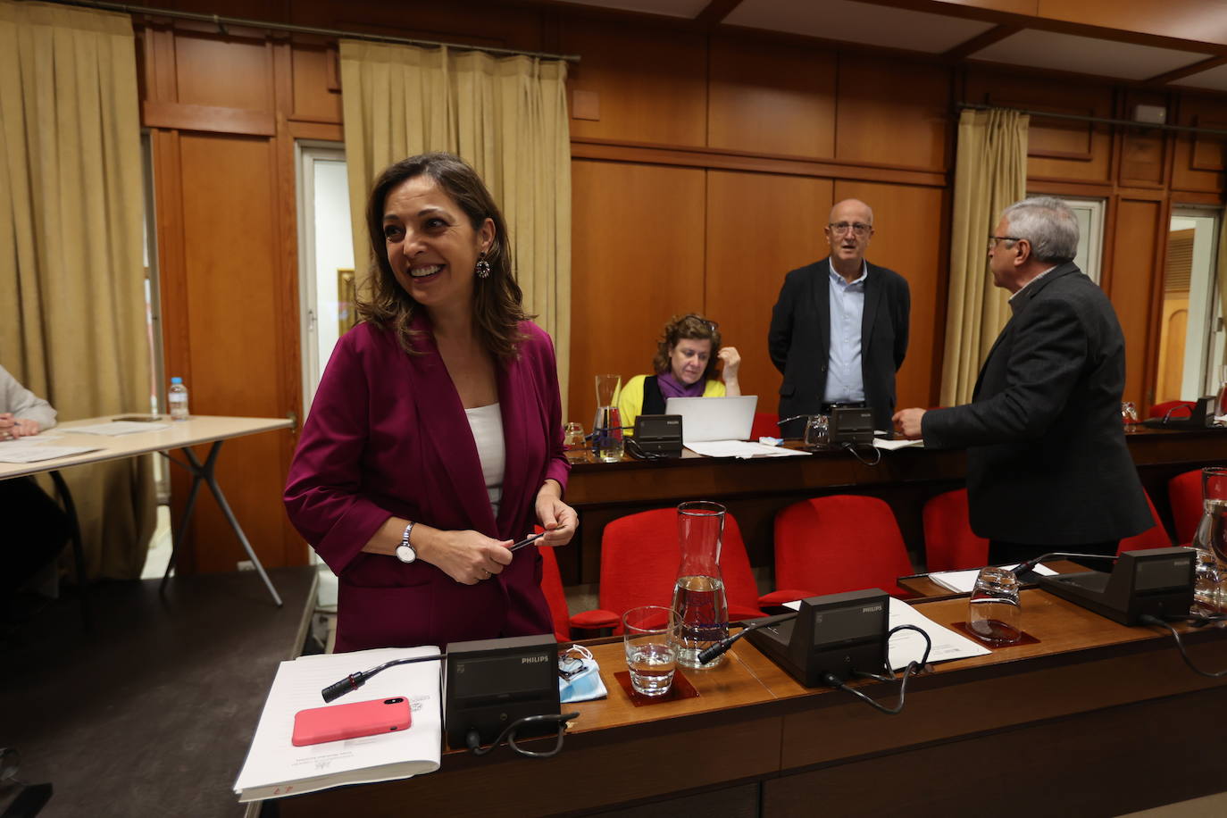 El Pleno del Ayuntamiento de Córdoba con la protesta de bomberos, en imágenes