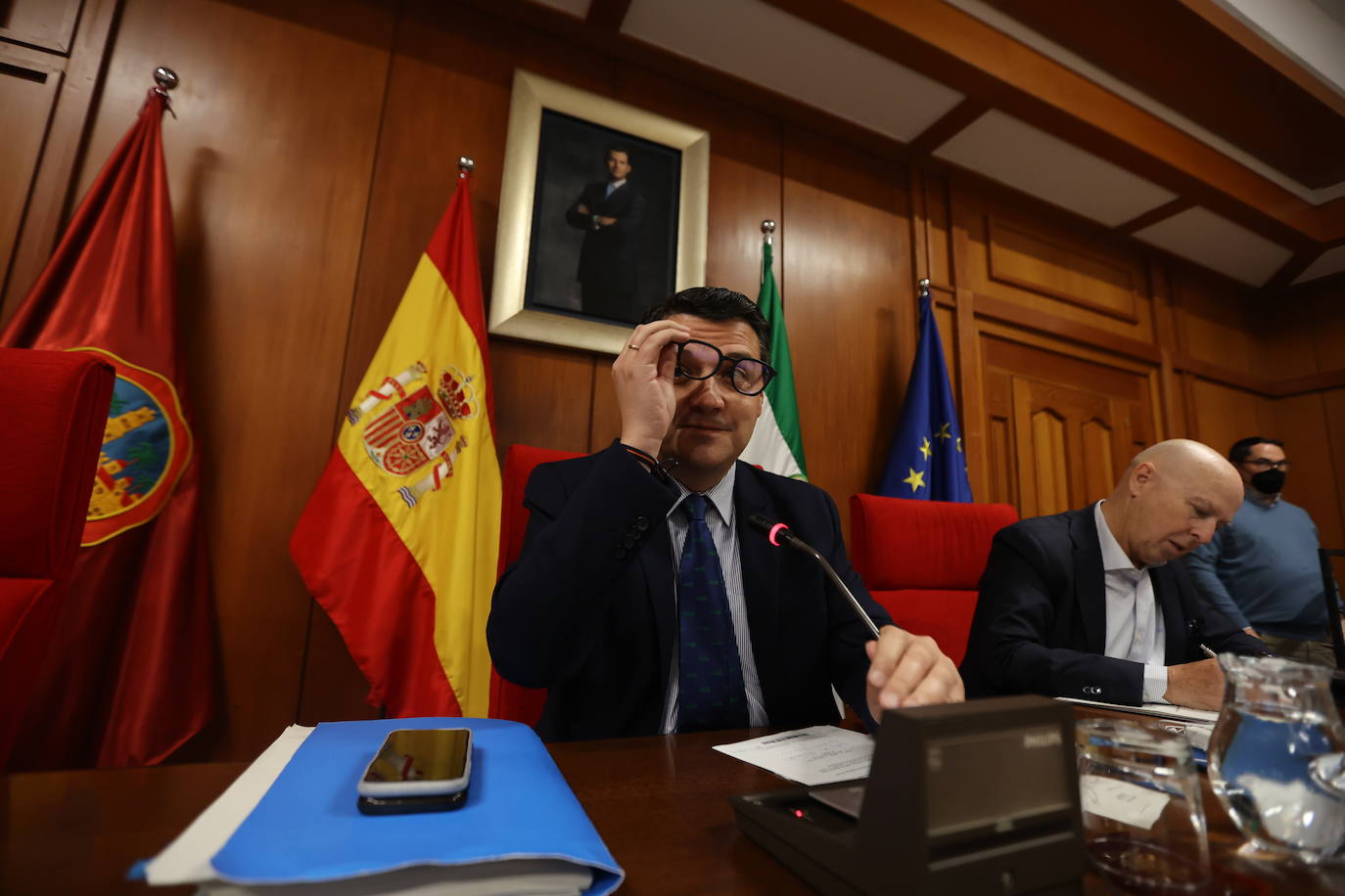 El Pleno del Ayuntamiento de Córdoba con la protesta de bomberos, en imágenes