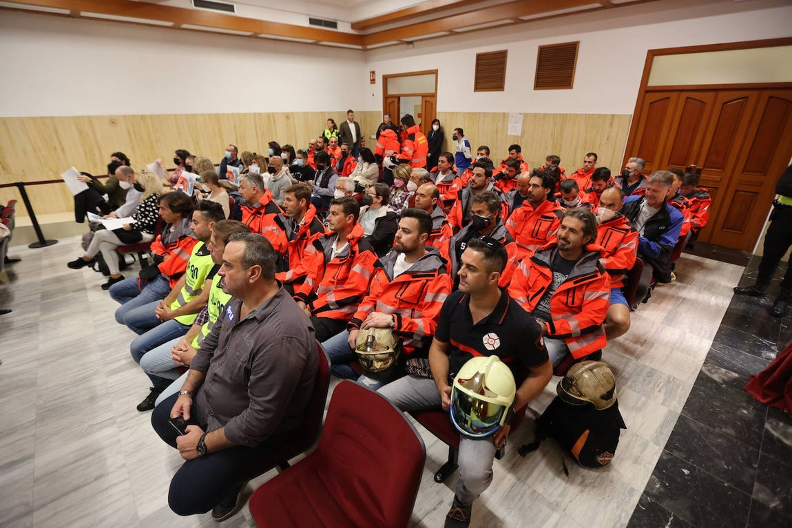 El Pleno del Ayuntamiento de Córdoba con la protesta de bomberos, en imágenes