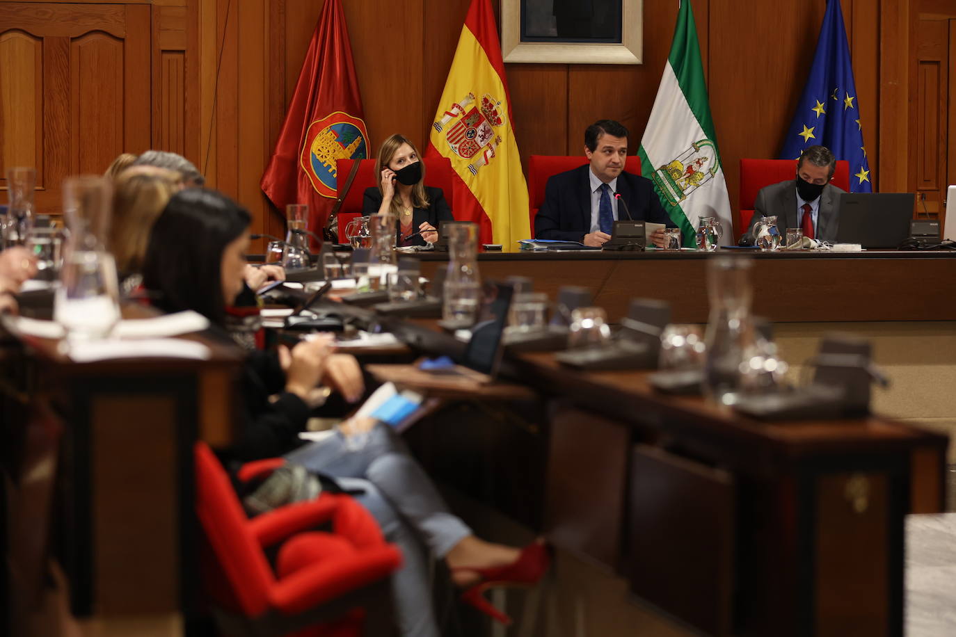 El Pleno del Ayuntamiento de Córdoba con la protesta de bomberos, en imágenes