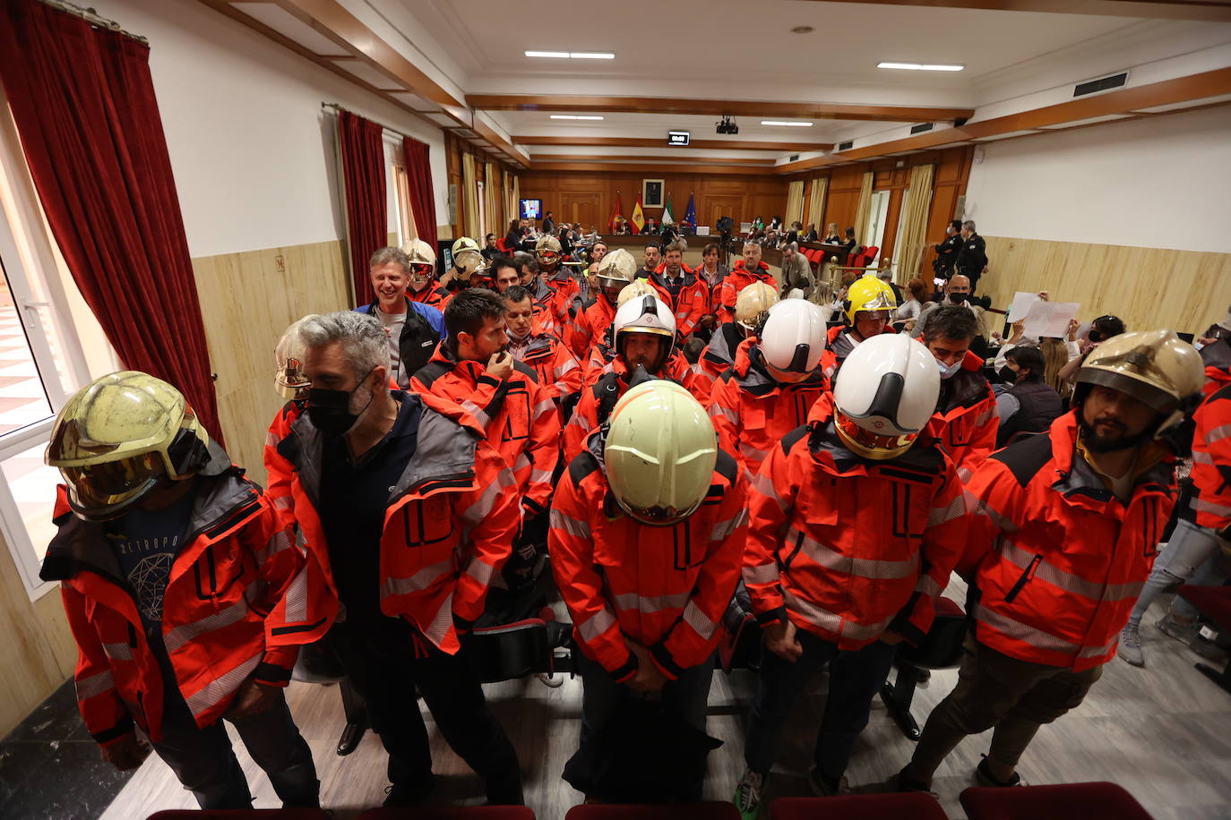 El Pleno del Ayuntamiento de Córdoba con la protesta de bomberos, en imágenes