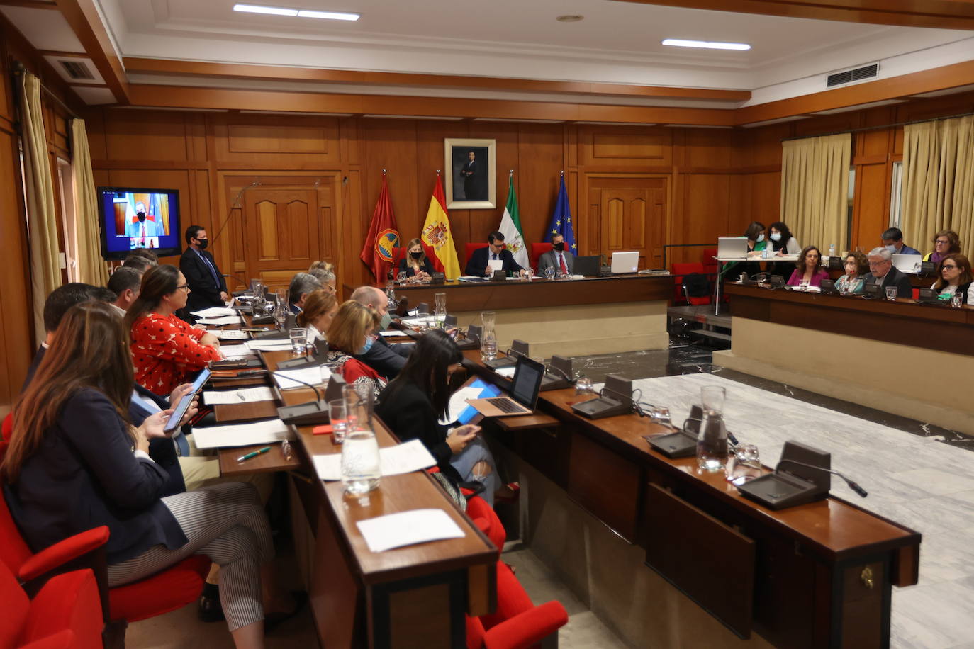 El Pleno del Ayuntamiento de Córdoba con la protesta de bomberos, en imágenes