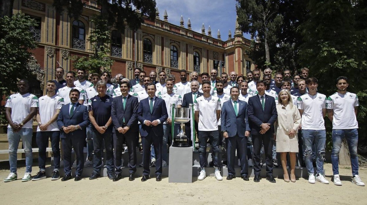 El presidente de la Junta de Andalucía recibe al Real Betis tras ser campeón de la Copa del Rey