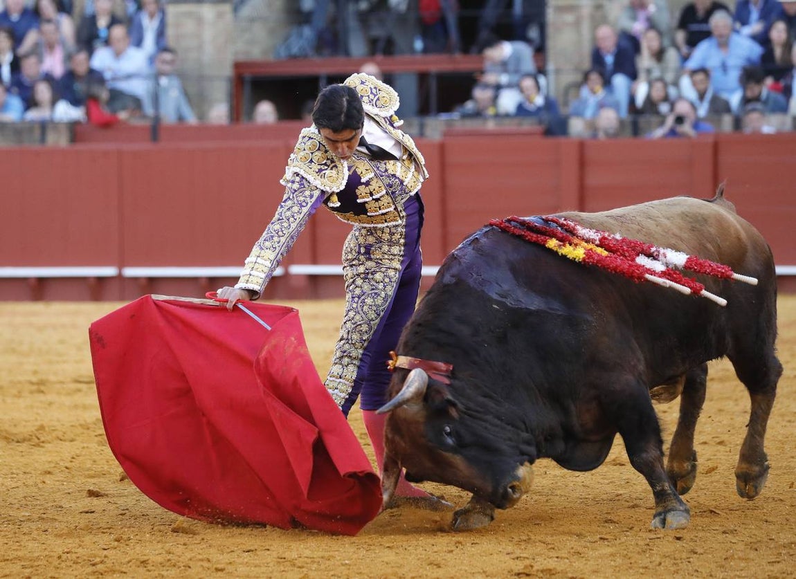 Corrida de toros de El Fandi, Perera y Luque en la plaza de toros de Sevilla en 2022. J.M. SERRANO