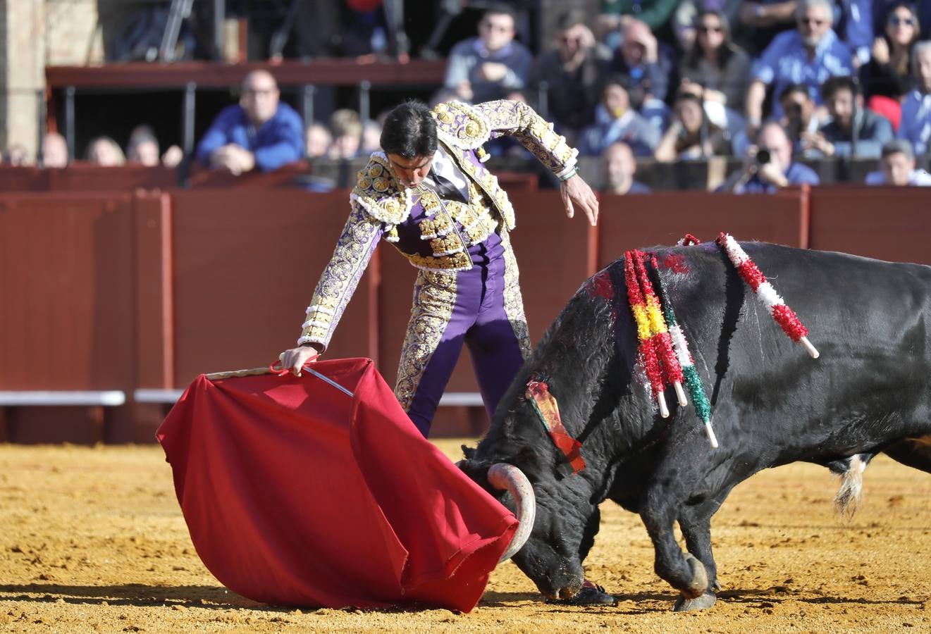 Corrida de toros de El Fandi, Perera y Luque en la plaza de toros de Sevilla en 2022. J.M. SERRANO