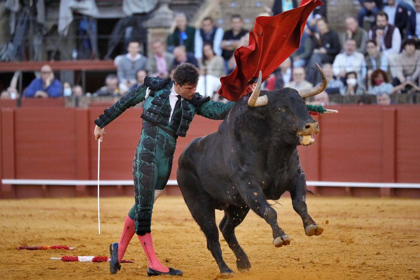 Corrida de toros de El Fandi, Perera y Luque en la plaza de toros de Sevilla en 2022. J.M. SERRANO