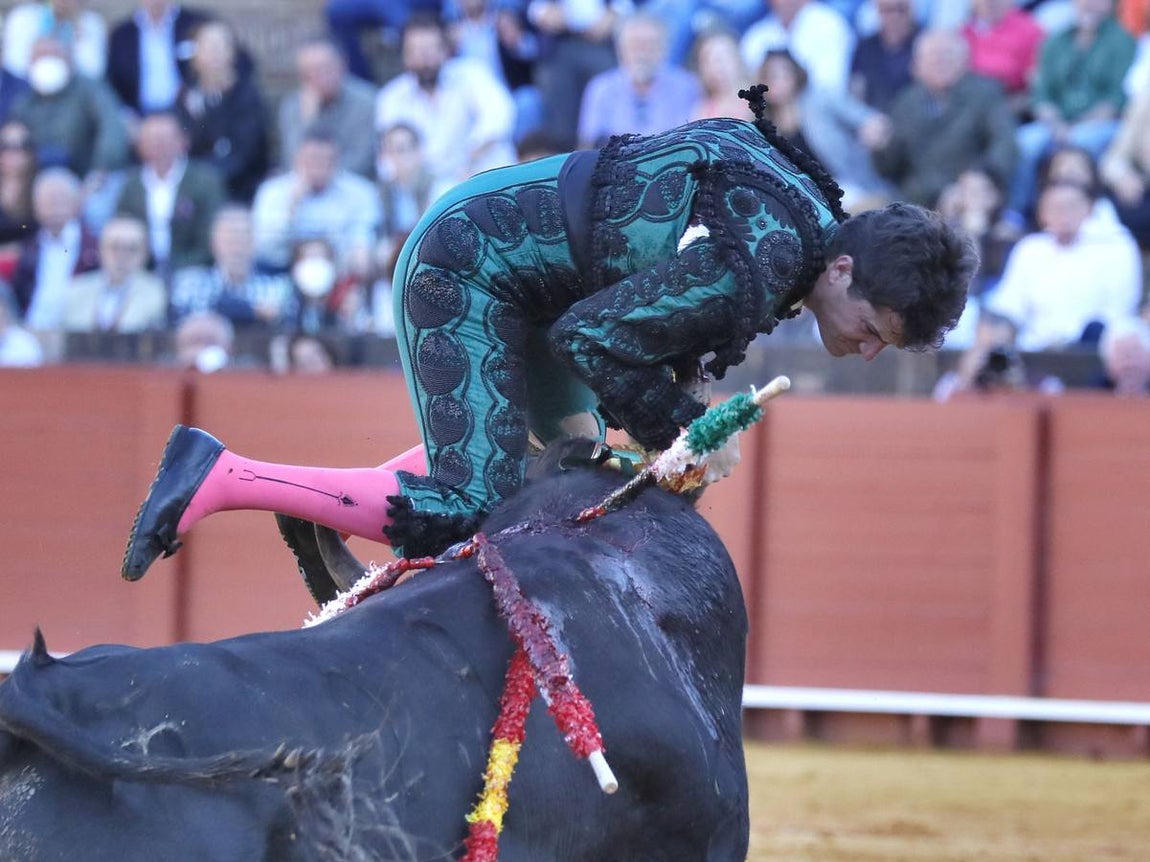 Corrida de toros de El Fandi, Perera y Luque en la plaza de toros de Sevilla en 2022. J.M. SERRANO