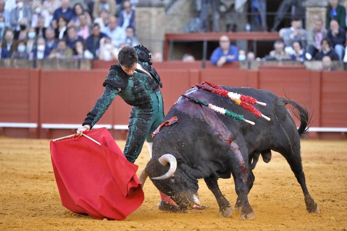 Corrida de toros de El Fandi, Perera y Luque en la plaza de toros de Sevilla en 2022. J.M. SERRANO