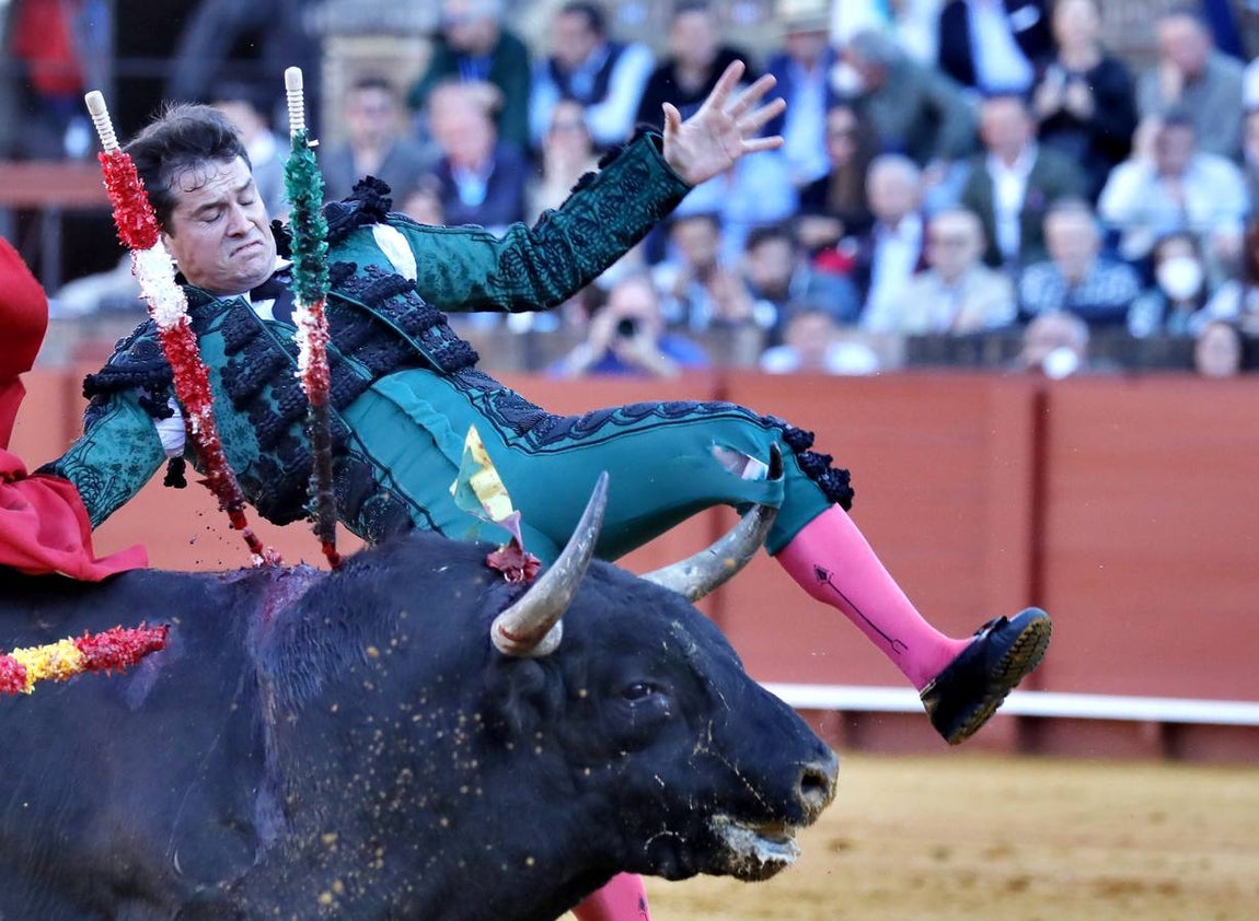 Corrida de toros de El Fandi, Perera y Luque en la plaza de toros de Sevilla en 2022. J.M. SERRANO