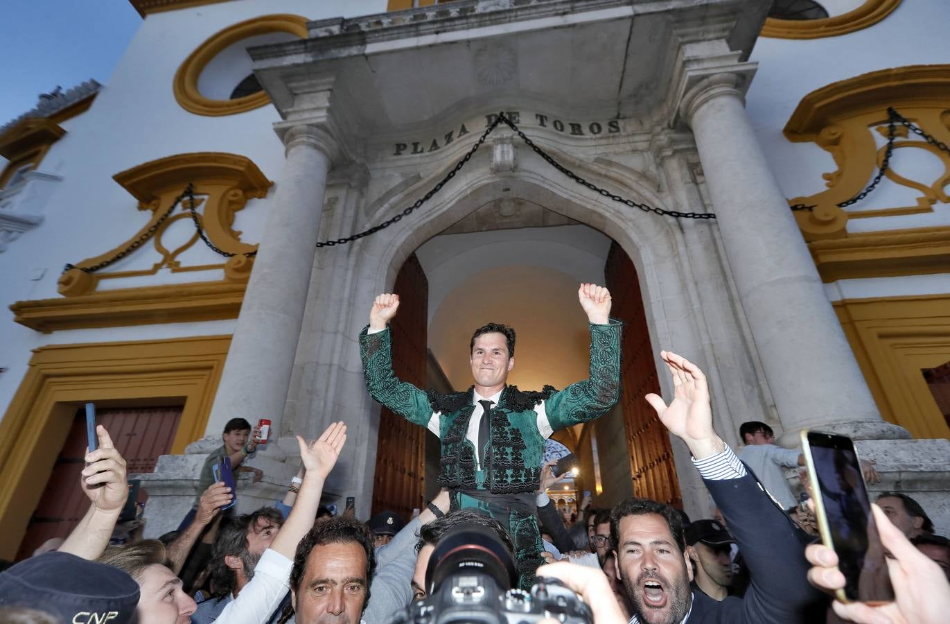 Corrida de toros de El Fandi, Perera y Luque en la plaza de toros de Sevilla en 2022. J.M. SERRANO