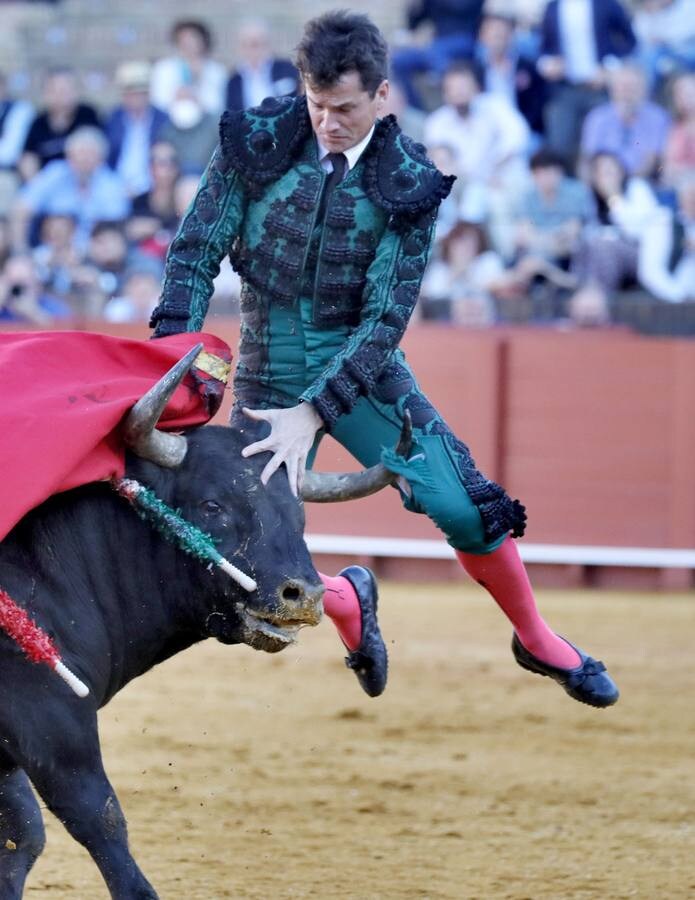 Corrida de toros de El Fandi, Perera y Luque en la plaza de toros de Sevilla en 2022. J.M. SERRANO