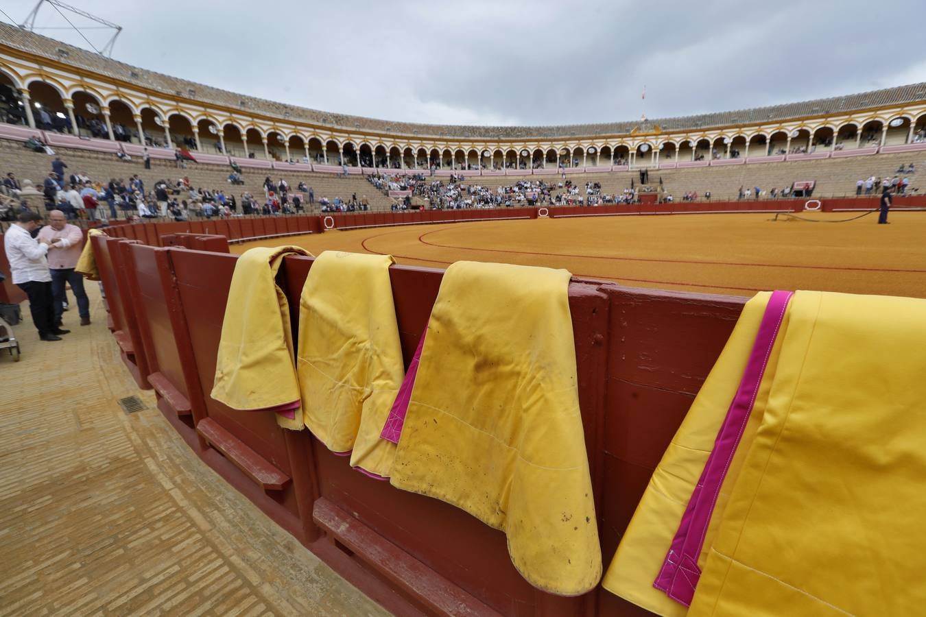 Corrida de toros de El Fandi, Perera y Luque en la plaza de toros de Sevilla en 2022. J.M. SERRANO