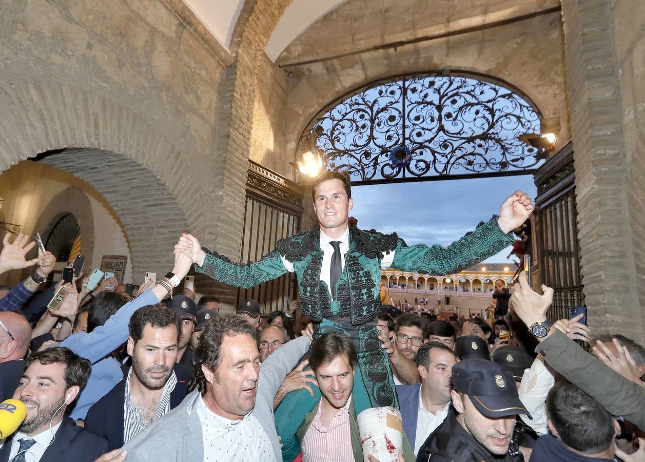 Corrida de toros de El Fandi, Perera y Luque en la plaza de toros de Sevilla en 2022. J.M. SERRANO