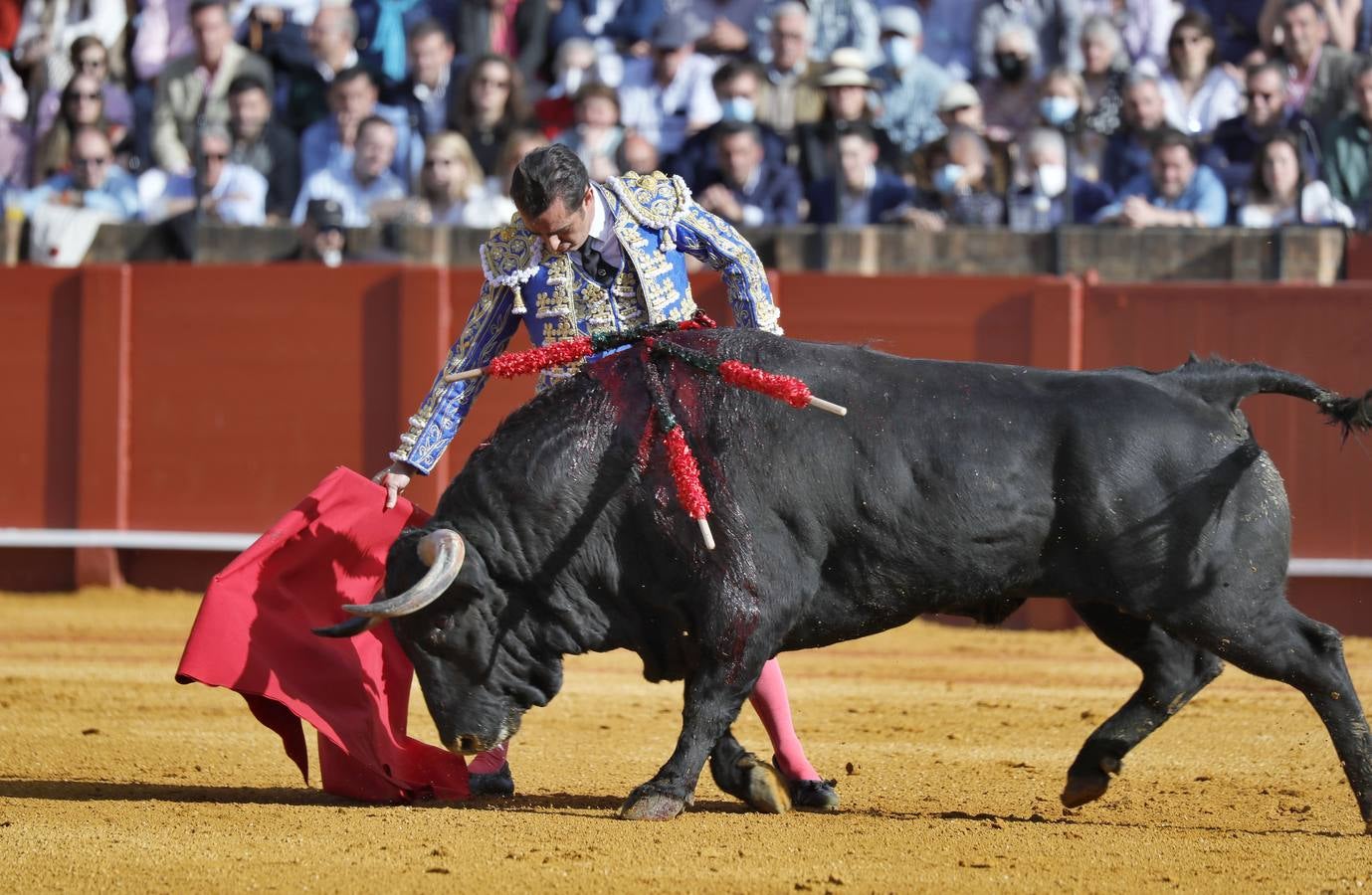 Corrida de toros de El Fandi, Perera y Luque en la plaza de toros de Sevilla en 2022. J.M. SERRANO