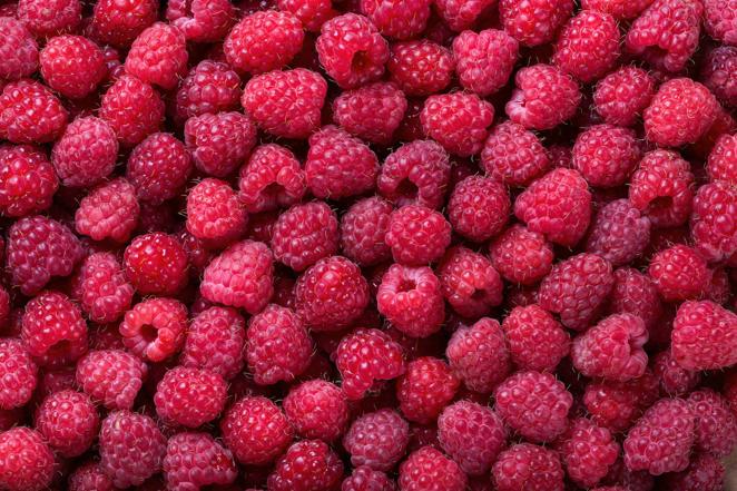 Frambuesa. Aunque en mayo ya se empiezan a ver las primeras frambuesas, los mejores meses para disfrutarlas de temporada son entre julio y octubre. Al tratarse de una fruta muy delicada y perecedera, es conveniente guardarla en un envase llano, sin amontonarla, y consumirla lo antes posible.