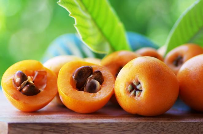 Níspero. Con la primavera los nísperos se cargan de frutos amarillos del mismo nombre, con su color brillante como preludio del verano y ese sabor entre dulce y ácido. Es una fruta muy rica en vitaminas y cuenta con minerales. Destacan las vitaminas A, C, E y las del grupo B: B1, B6, B2 y B9. Su color amarillo anaranjado proporciona también carotenos. Los nísperos también pueden consumirse cocinados, incluso como acompañamiento en platos salados, salteados como guarnición de carnes o en pequeños dados incorporados en la ensalada.