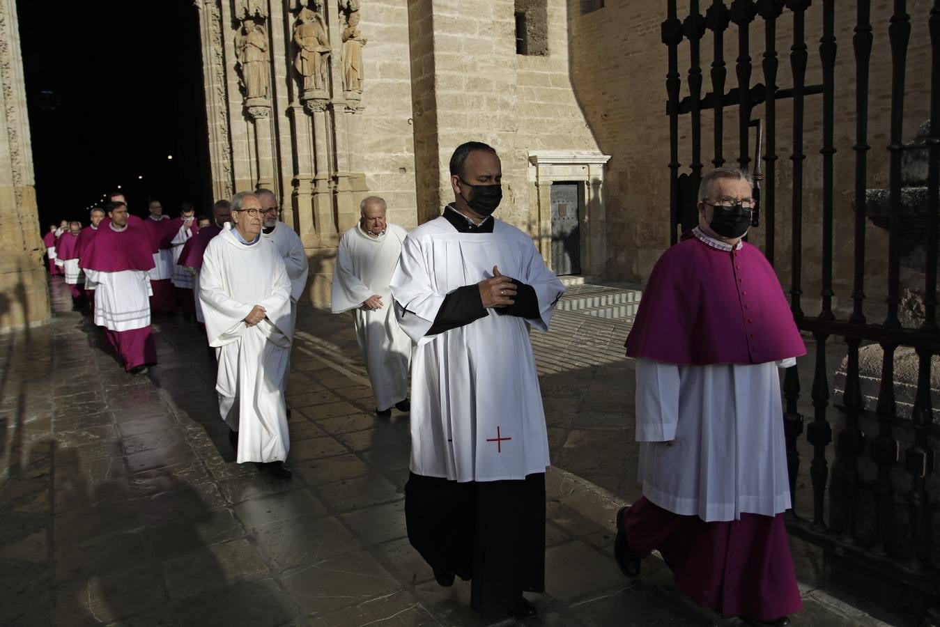 Procesión de los canónigos hasta la capilla del cardenal Amigo // JUAN FLORES